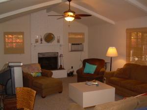 Great room - vaulted ceilings