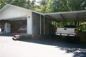 Garage / Carport