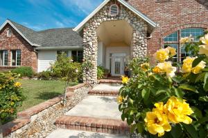 See virtual tour of this listing