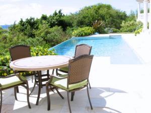 Dining pool side