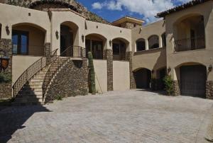 5940.00 SqFt - 5/6.5 bed/bath - $2,497,000