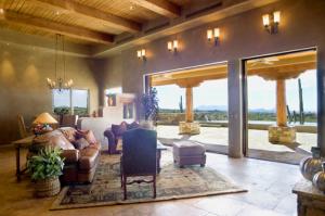 5902 SqFt - 4/7.5 bed/bath - $3,200,000