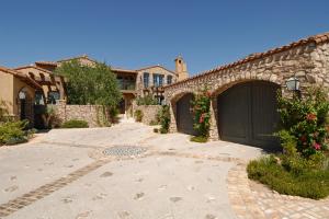 6696 SqFt - 5/5.5 bed/bath - $4,000,000