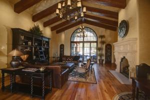 9000 SqFt - 5/5.5 bed/bath - $6,095,000