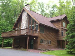 Master suite with full bath,floor to ceiling stone fireplace. Boat Slip Currently Available