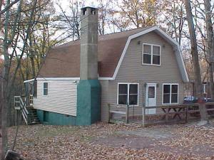 Walk to ski slopes, screened porch,fireplace