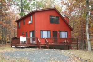Newly renovated, Loft, Wood Burning Fireplace