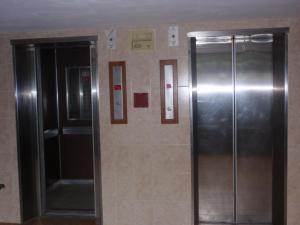 Soluci�n Inmobiliaria de Aragua, C.A Apartamento En Venta En Maracay - Urbanizacion El Centro C&oacute;digo FLEX: 10-2982 No.5