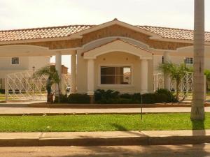 JUSMERI ESPINA Townhouse Venta Maracaibo Lago Mar Beach FLEXMLS-10-5666