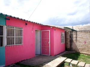 INMUEBLES KSAMAR C.A. Casa en Venta en Guigue en Municipio Carlos Arvelo Código: 10-6334 No.0