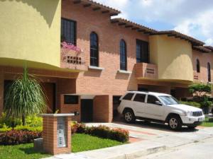 CELESTE BELLO RIF V-04170295-4 Townhouse En Venta En Valencia - Manongo C&oacute;digo FLEX: 11-1052
