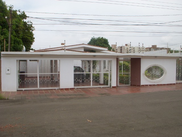 ANGEL PINTON Casa en Venta en La California en Maracaibo Código: 11-1382 No.0