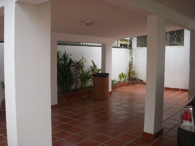 ANGEL PINTON Casa en Venta en La California en Maracaibo Código: 11-1382 No.5