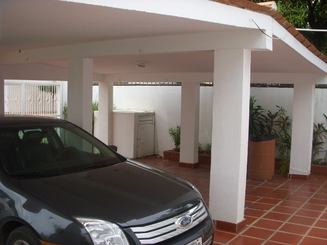 ANGEL PINTON Casa en Venta en La California en Maracaibo Código: 11-1382 No.4