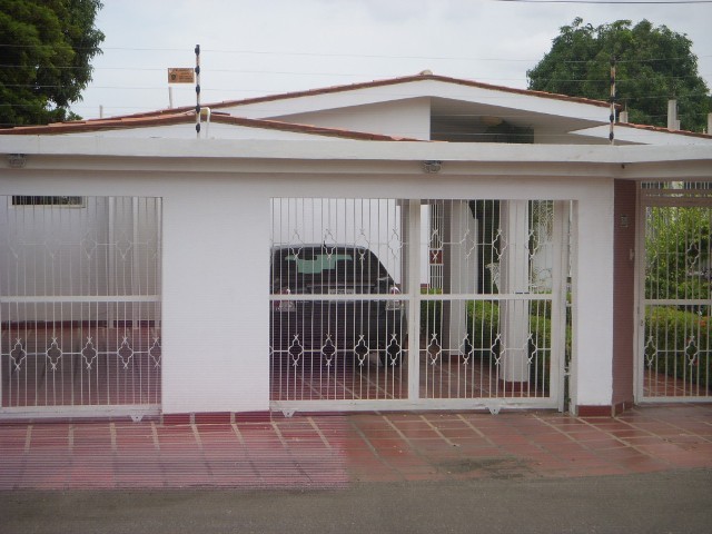 ANGEL PINTON Casa en Venta en La California en Maracaibo Código: 11-1382 No.1