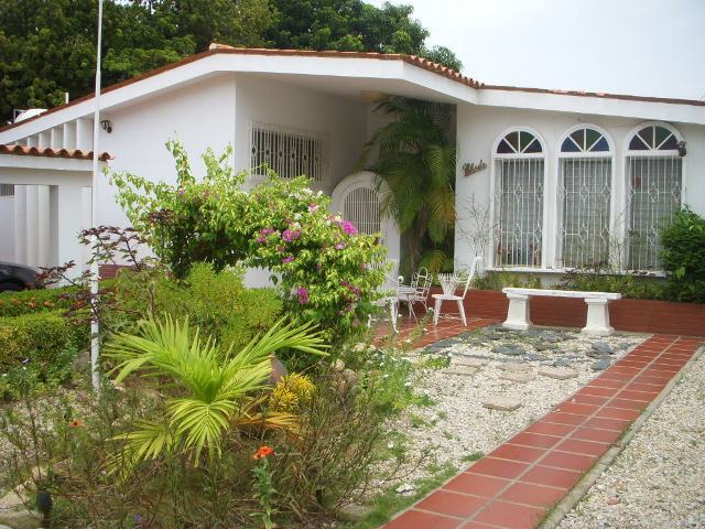 ANGEL PINTON Casa en Venta en La California en Maracaibo Código: 11-1382 No.3