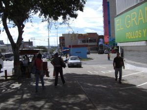 Avenida con la que se comunica