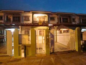 YENNY CARRERA Townhouse Venta Valencia El Bosque FLEXMLS-11-2473