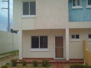 JUSMERI ESPINA Townhouse Venta Maracaibo Avenida Goajira FLEXMLS-11-3112