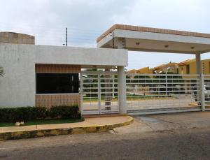 Townhouse / Venta / Maracaibo / Avenida Milagro Norte / FLEXMLS-11-4311