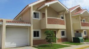 MASTER INTERNATIONAL Townhouse en Venta en Avenida Milagro Norte en Maracaibo Código: 11-5495 No.1