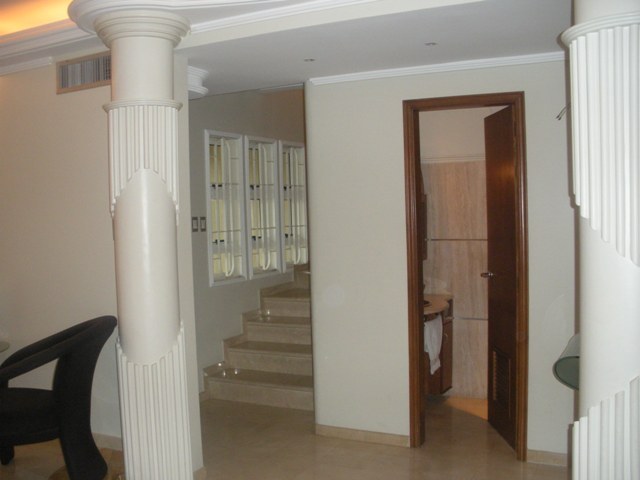 ANGEL PINTON Townhouse en Venta en Fuerzas Armadas en Maracaibo Código: 11-6468 No.2