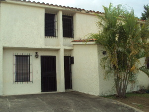 INMUEBLES KSAMAR C.A. Townhouse en Venta en Las Brisas en Cua Código: 11-6440 No.1