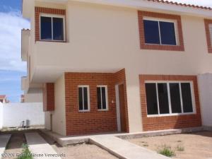 EILEEN CASTILLO Townhouse Venta Maracay Avenida Aragua FLEXMLS-11-8161