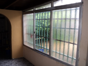 Interior de la casa con vista al patio