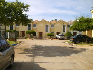 JUSMERI ESPINA Townhouse En Venta En Maracaibo - Avenida Milagro Norte C&oacute;digo FLEX: 12-106 No.1