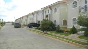 ALIRIO VALERA Townhouse En Venta En Maracaibo - El Milagro Norte C&oacute;digo FLEX: 12-777
