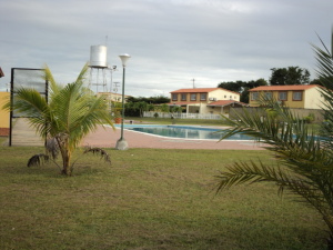 Vista del patio hacia la piscina
