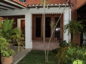 Vista de jardin en entrada de la casa