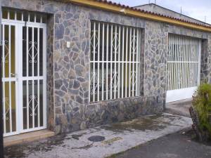 NORMA GONZALEZ V-06404605-1 Casa Venta Maracay Las Acacias FLEXMLS-12-3209